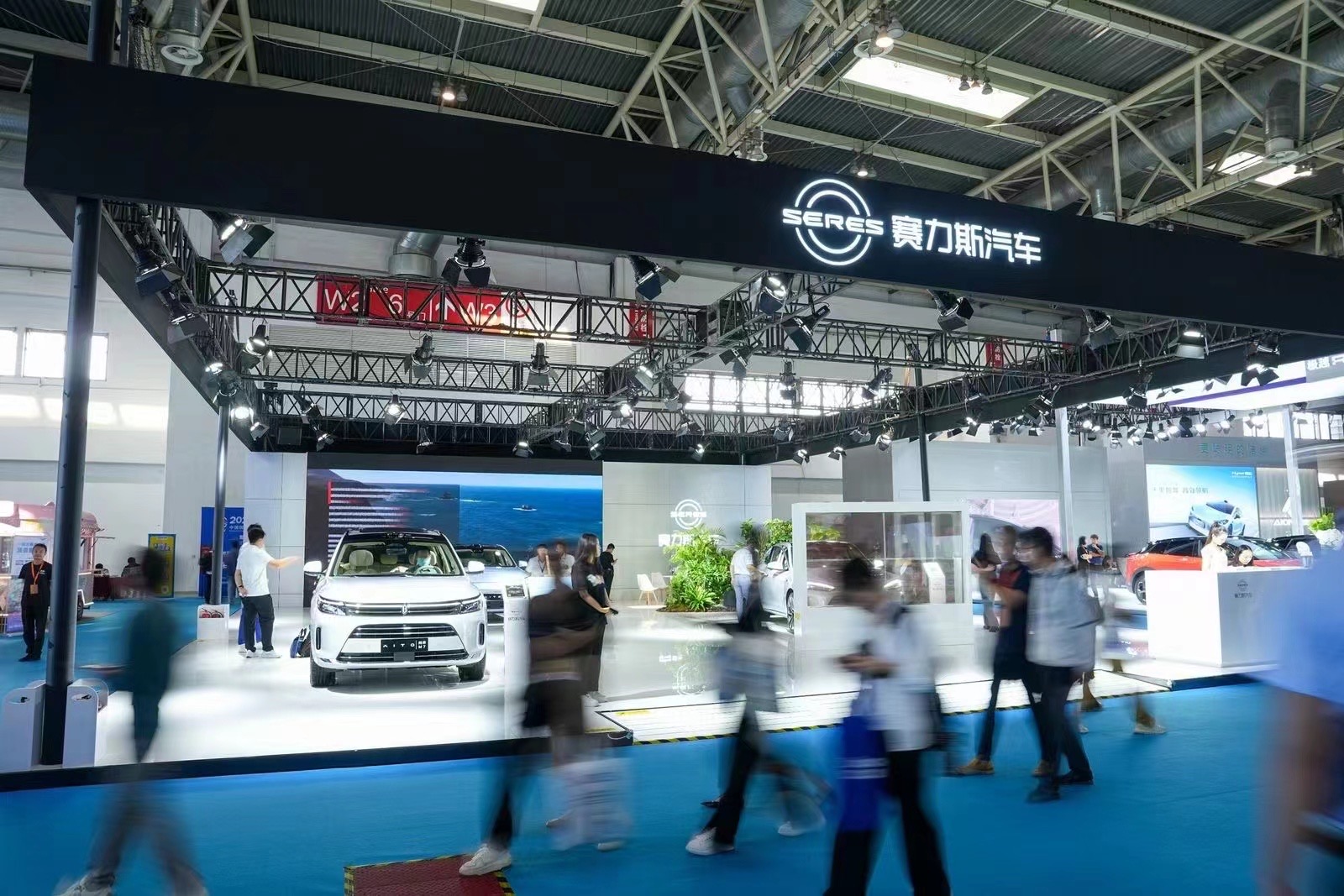 赛力斯汽车亮相2023世界智能网联汽车大会展览会 展示智能网联汽车前沿技术应用_中国国际新能源和智能网联汽车展览会
