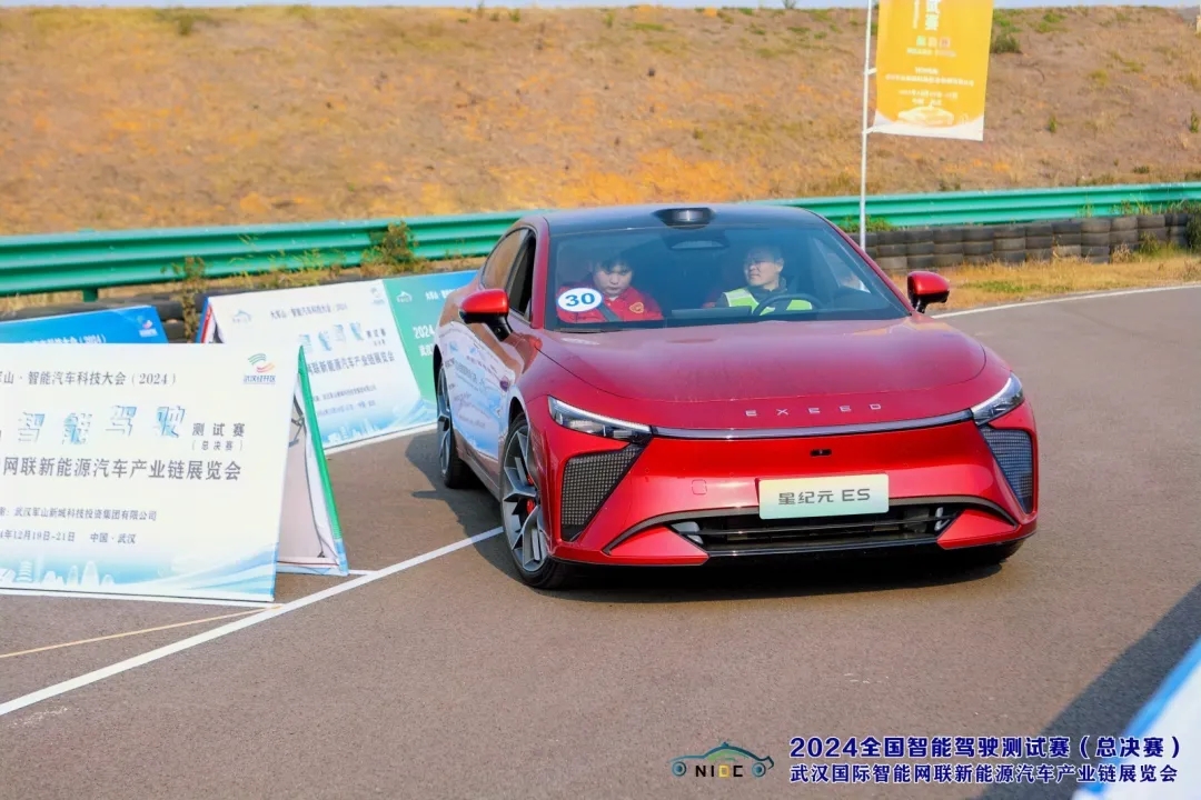2025款星纪元ES荣获“年度自动泊车优胜奖”，彰显高阶智驾新实力_中国国际新能源和智能网联汽车展览会