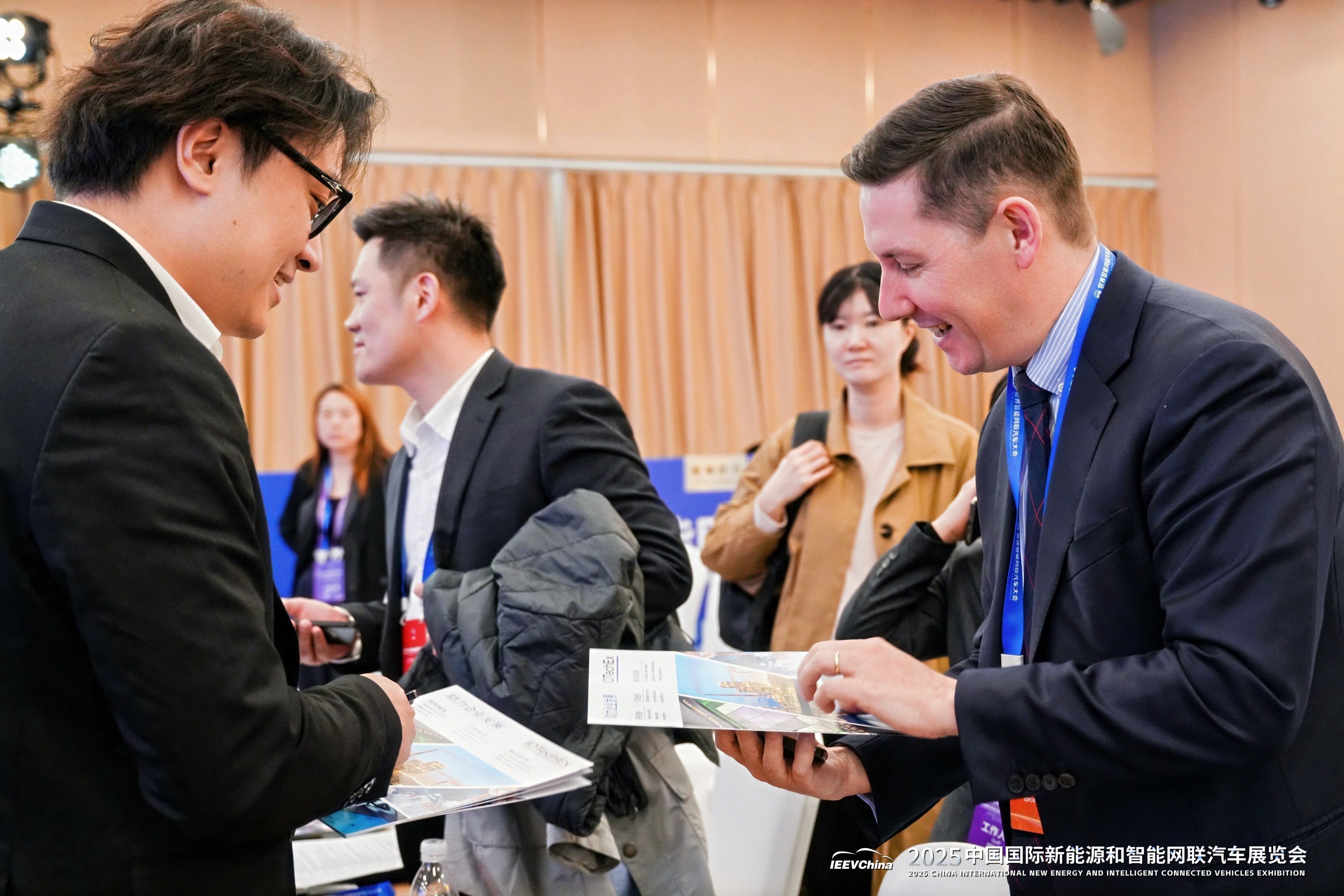 世界智能网联汽车大会边会5——构建智能网联新能源汽车产业创新生态圈在京举办_中国国际新能源和智能网联汽车展览会